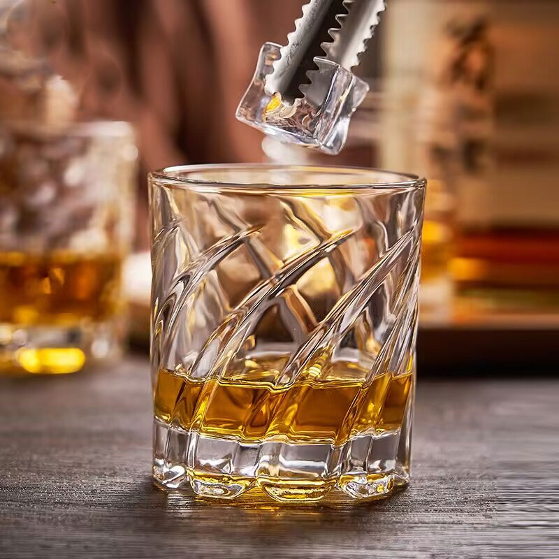 Copo de uísque em relevo, alta - Wine Beer And Spirit avaliação e preço